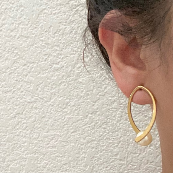 Vintage AVON Pearlesque Faux Pearl Hoop Pierced Earrings - Picture 2 of 10